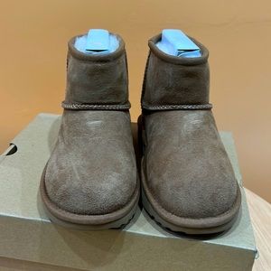 K classic mini ll Ugg size 2 unisex